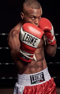 Boxeur portant des gants de marque Leone