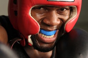 Boxeur portant un casque et un protège-dent